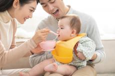 育婴师培训：宝宝添加辅食后，不爱吃奶怎么办？
