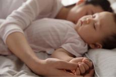 宝宝半夜呛奶窒息，月嫂第一时间应该怎么做？