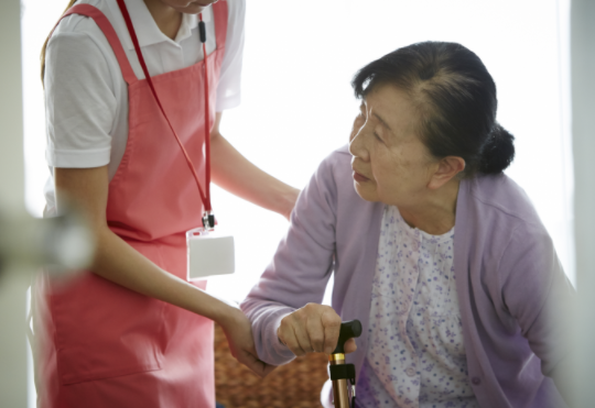 住家护工应该怎么照顾老人？